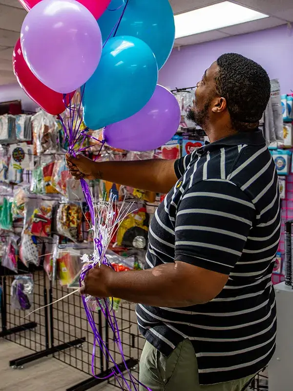 A man carrying a helium bouquet